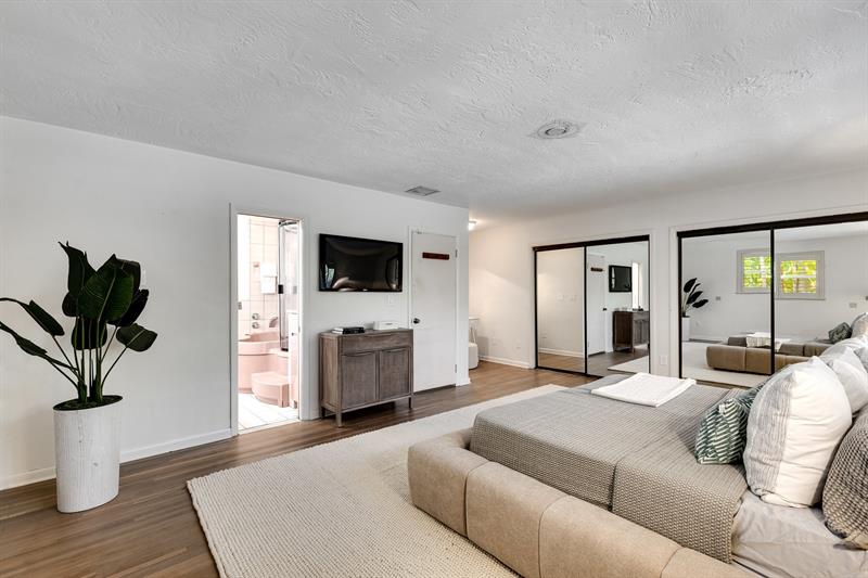 Image 26 of 44 For 9881 103rd St