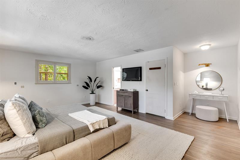 Image 27 of 44 For 9881 103rd St