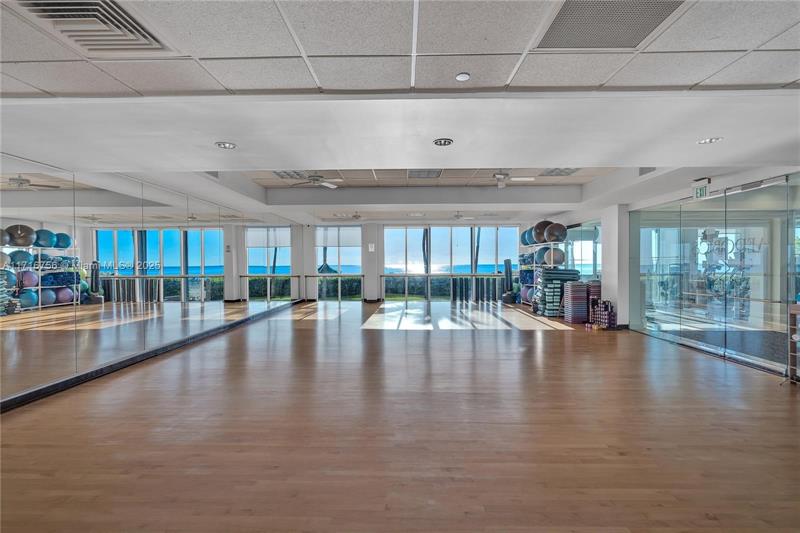 Image 22 of 27 For 16445 Collins Ave  1121