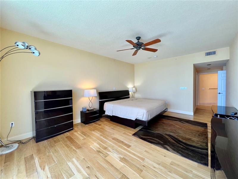 Image 23 of 53 For 6001 Ocean Dr  706