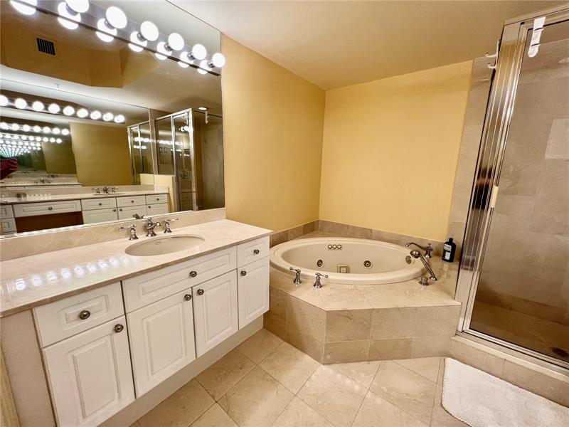 Image 26 of 53 For 6001 Ocean Dr  706