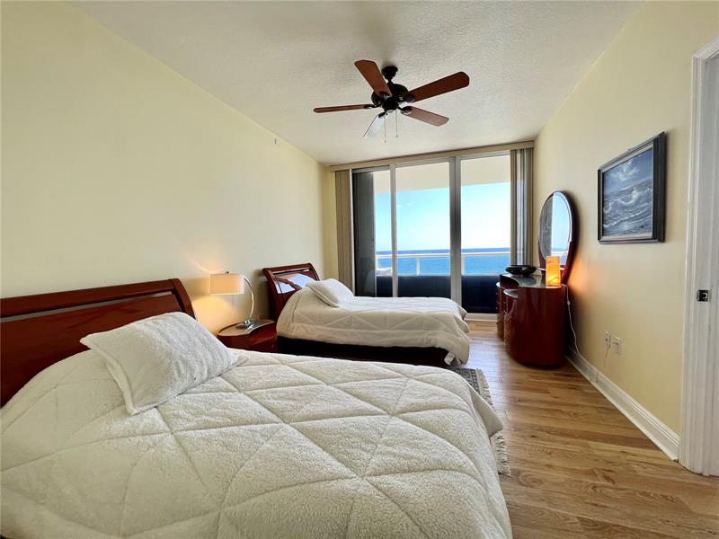 Image 30 of 53 For 6001 Ocean Dr  706