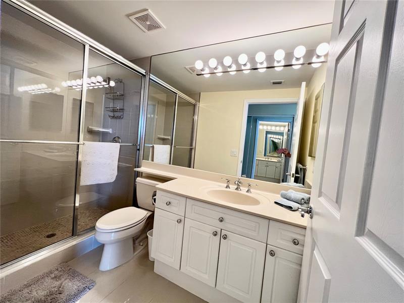 Image 31 of 53 For 6001 Ocean Dr  706