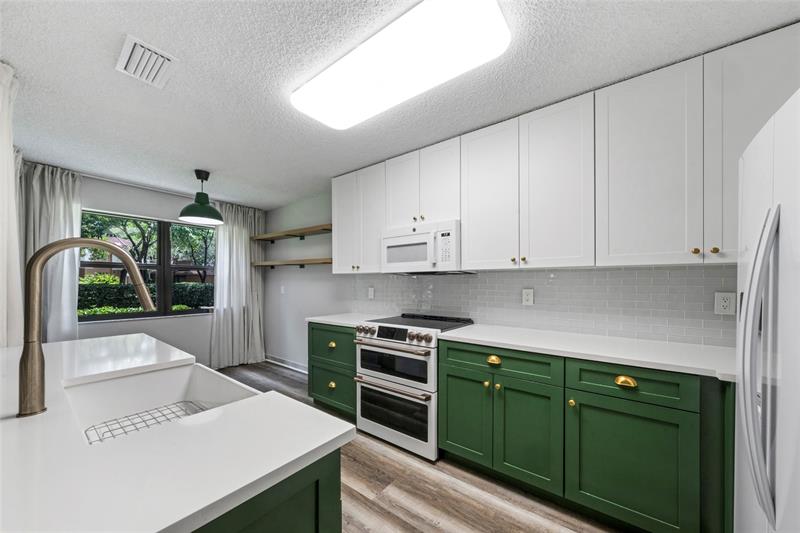 Image 10 of 31 For 9139 Vineyard Lake Dr