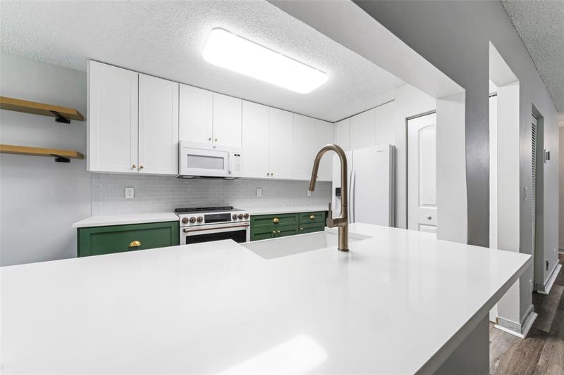 Image 11 of 31 For 9139 Vineyard Lake Dr