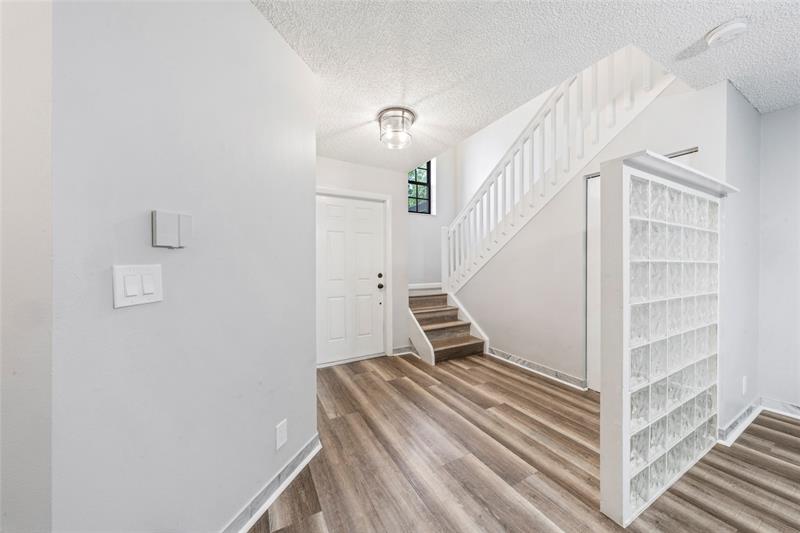 Image 13 of 31 For 9139 Vineyard Lake Dr