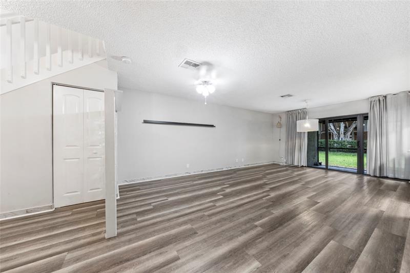 Image 4 of 31 For 9139 Vineyard Lake Dr
