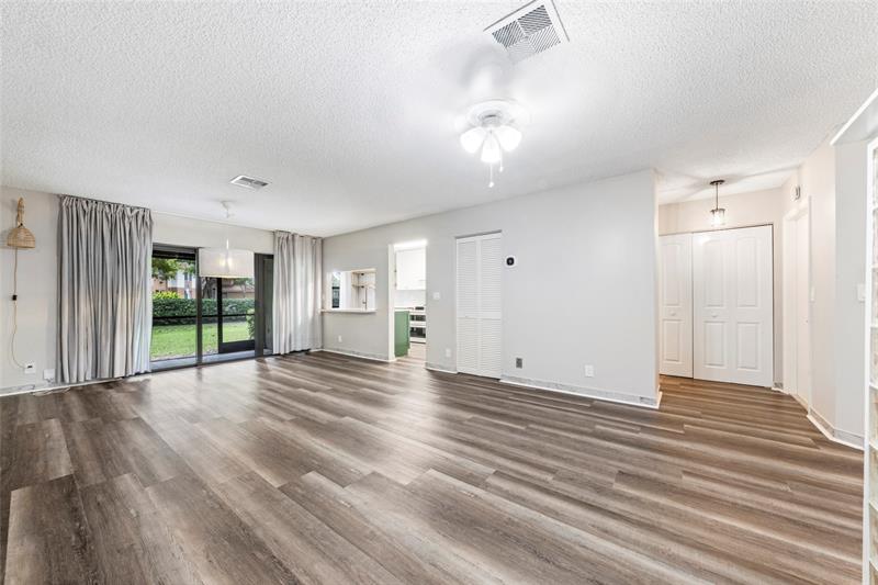 Image 5 of 31 For 9139 Vineyard Lake Dr