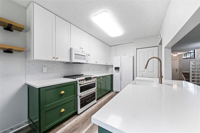 Image 9 of 31 For 9139 Vineyard Lake Dr