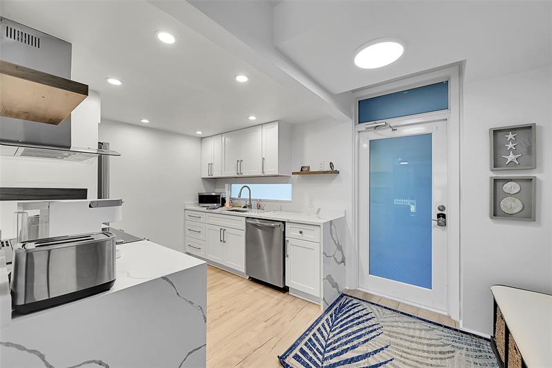 Image 43 of 77 For 1530 Ocean Blvd  12