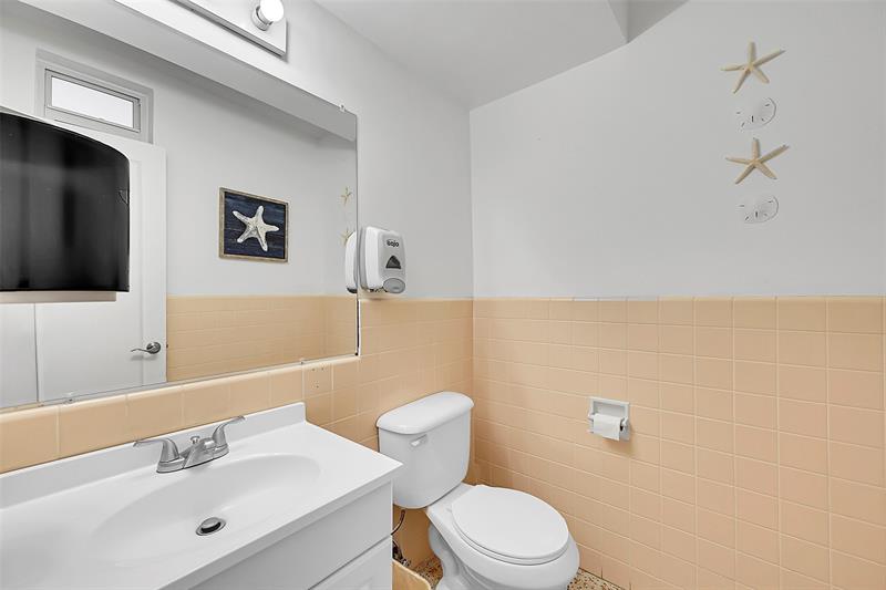 Image 49 of 77 For 1530 Ocean Blvd  12