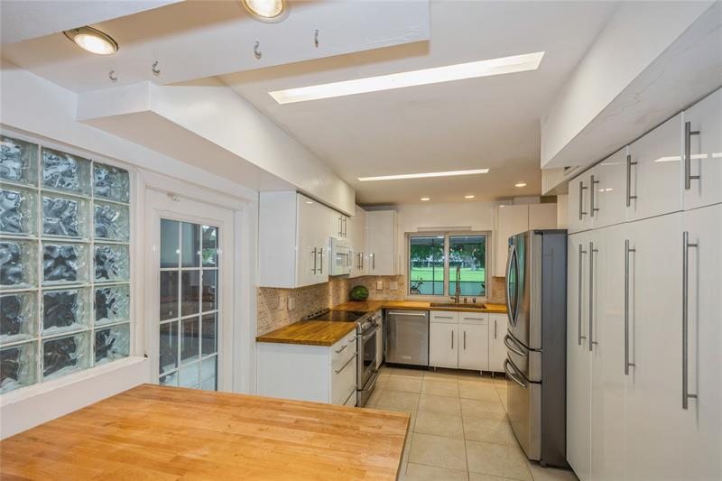 Image 11 of 48 For 1400 Sandpiper Cir