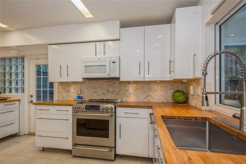 Image 13 of 48 For 1400 Sandpiper Cir