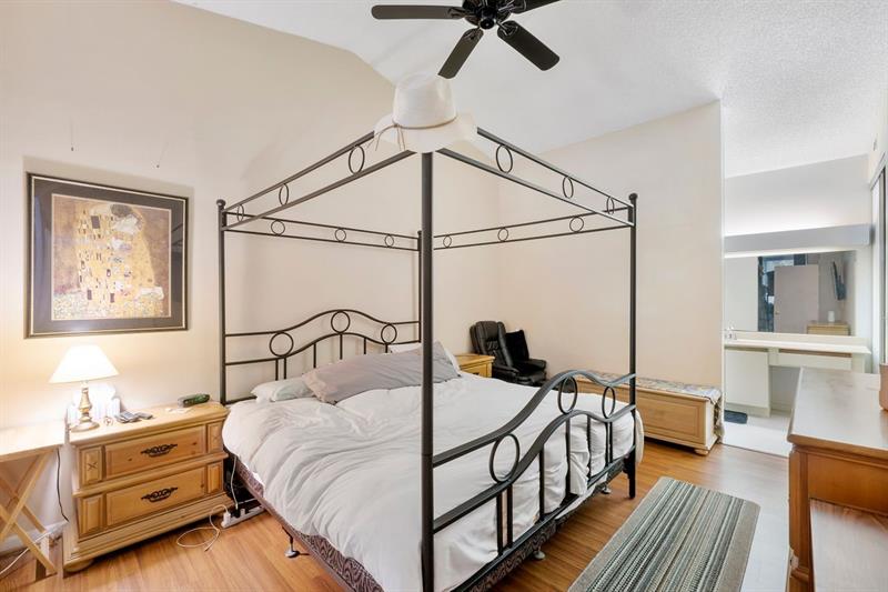 Image 13 of 17 For 4517 Carambola Cir S  27290