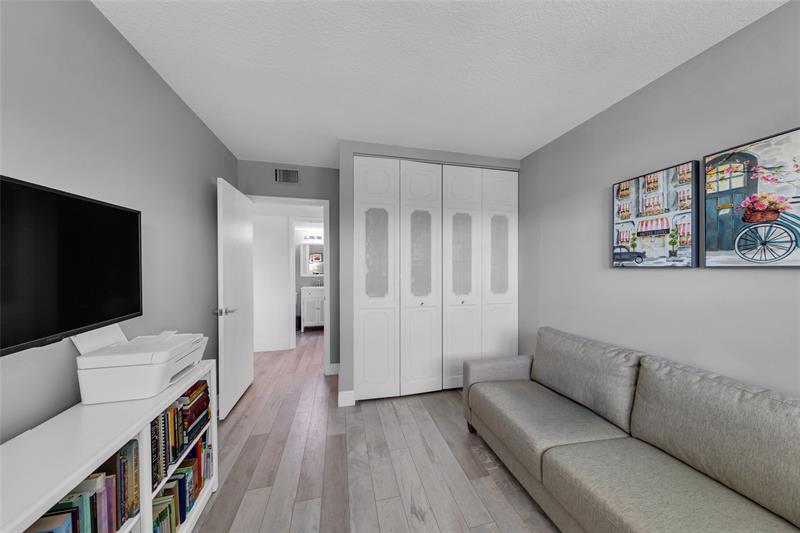 Image 23 of 47 For 900 River Reach Dr  518