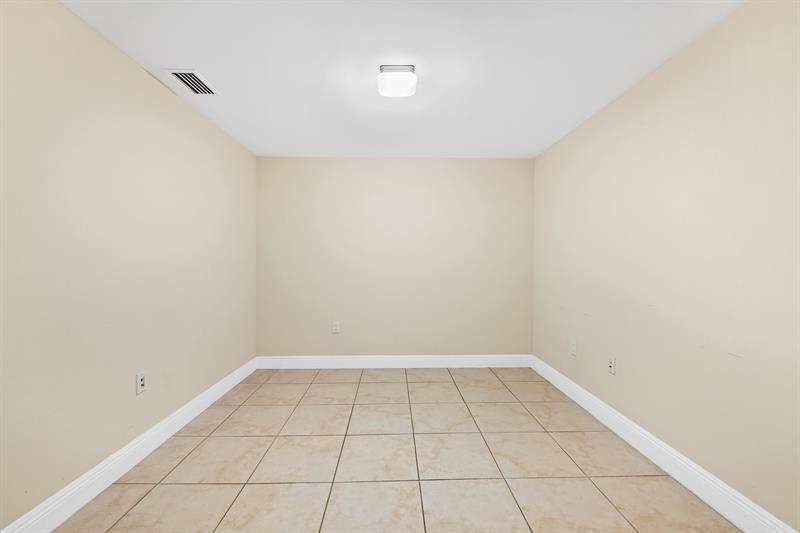 Image 14 of 33 For 2641 Flamingo Rd  Th7