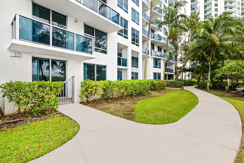 Image 15 of 33 For 2641 Flamingo Rd  Th7
