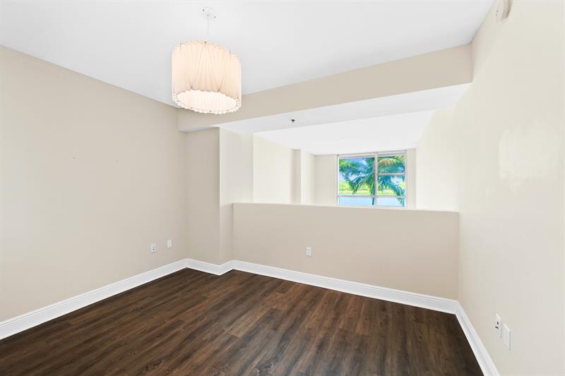Image 17 of 33 For 2641 Flamingo Rd  Th7