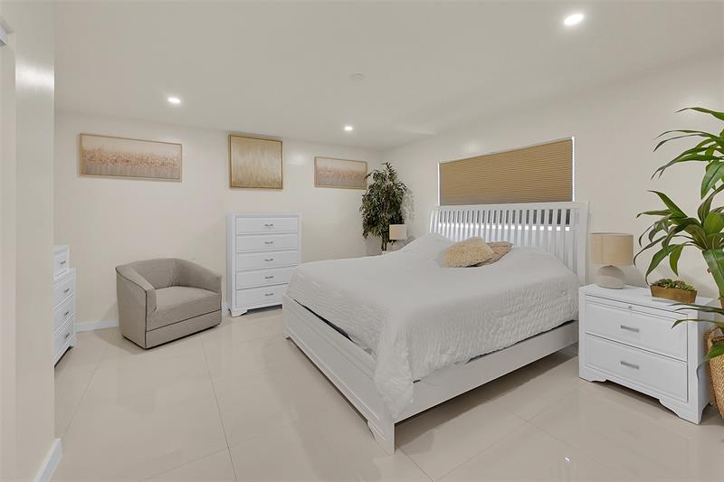 Image 11 of 35 For 521 40th Ct  