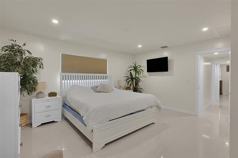 Image 12 of 35 For 521 40th Ct  