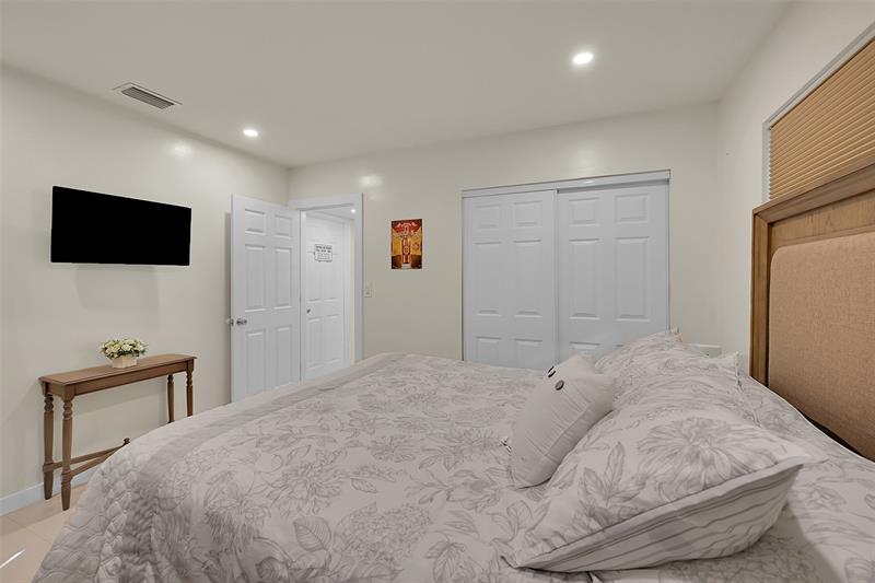 Image 16 of 35 For 521 40th Ct  