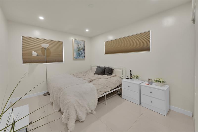Image 18 of 35 For 521 40th Ct  