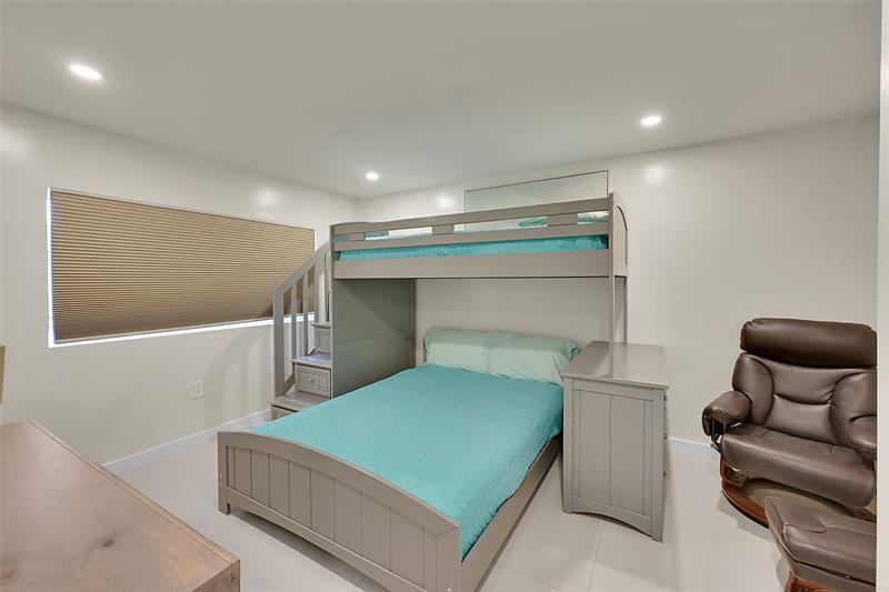 Image 27 of 35 For 521 40th Ct  