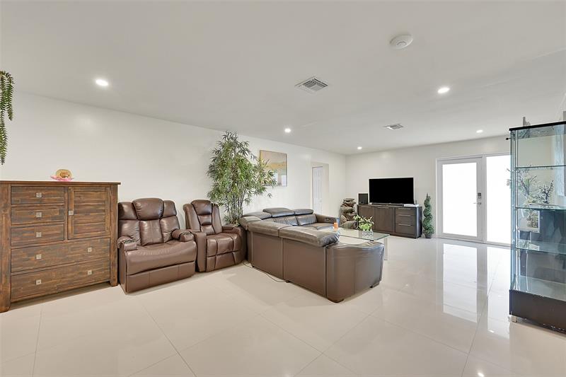 Image 5 of 35 For 521 40th Ct  