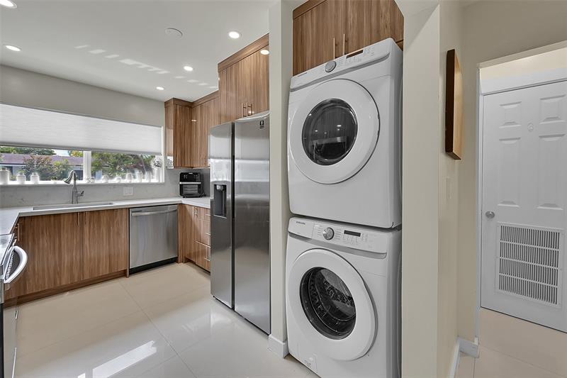 Image 9 of 35 For 521 40th Ct  