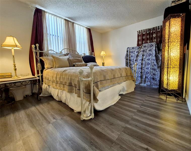 Image 12 of 25 For 2840 Somerset Dr  208m