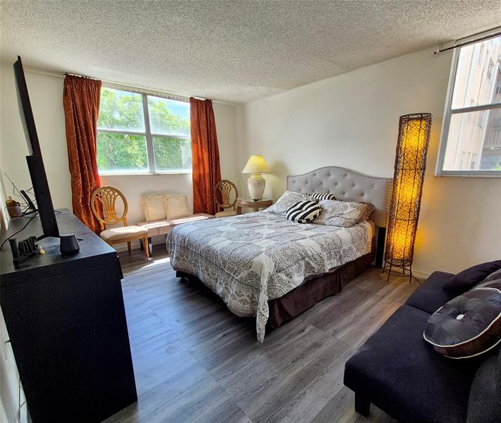 Image 17 of 25 For 2840 Somerset Dr  208m