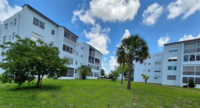 Image 3 of 25 For 2840 Somerset Dr  208m