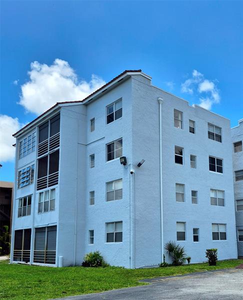 Image 4 of 25 For 2840 Somerset Dr  208m