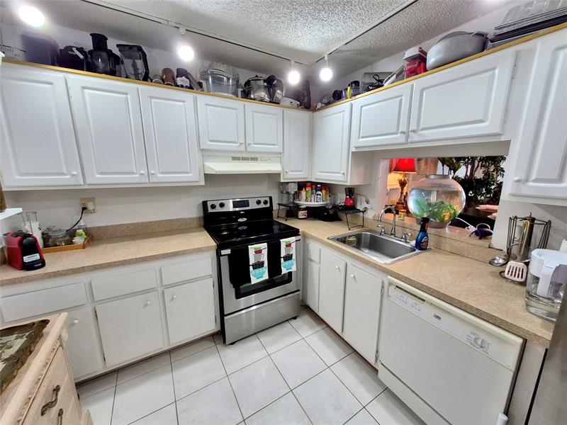 Image 7 of 25 For 2840 Somerset Dr  208m