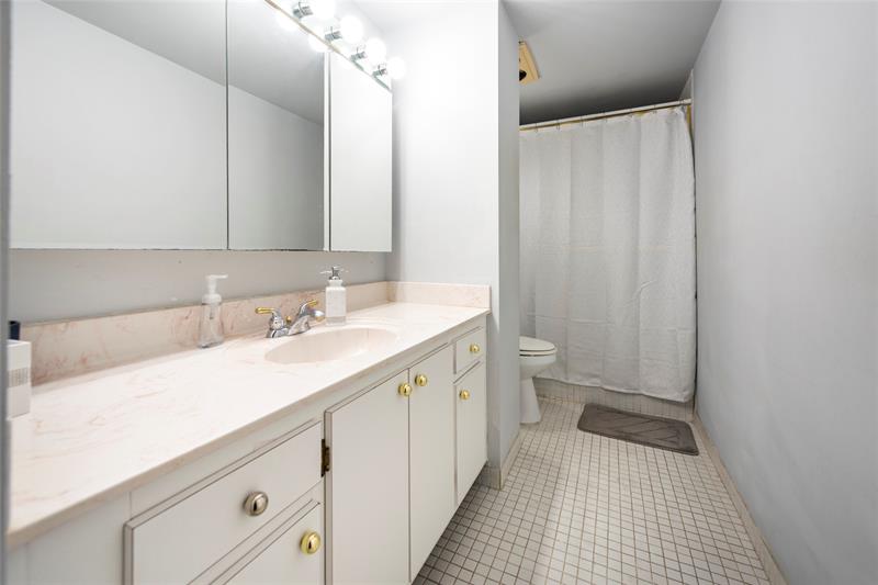 Image 12 of 28 For 3850 Washington St  710
