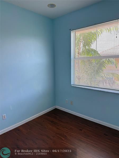 Image 4 of 11 For 3924 Laurel Ln  3924