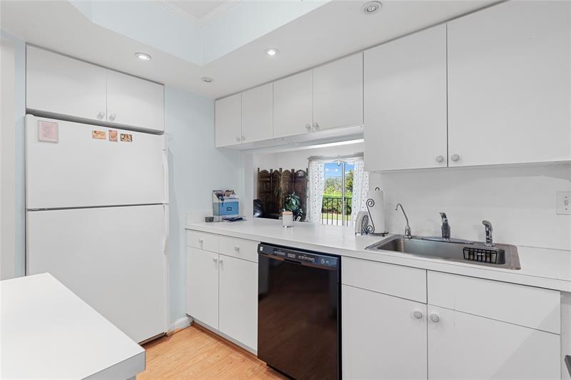 Image 11 of 35 For 4013 Ocean Dr  105