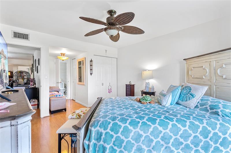 Image 19 of 35 For 4013 Ocean Dr  105