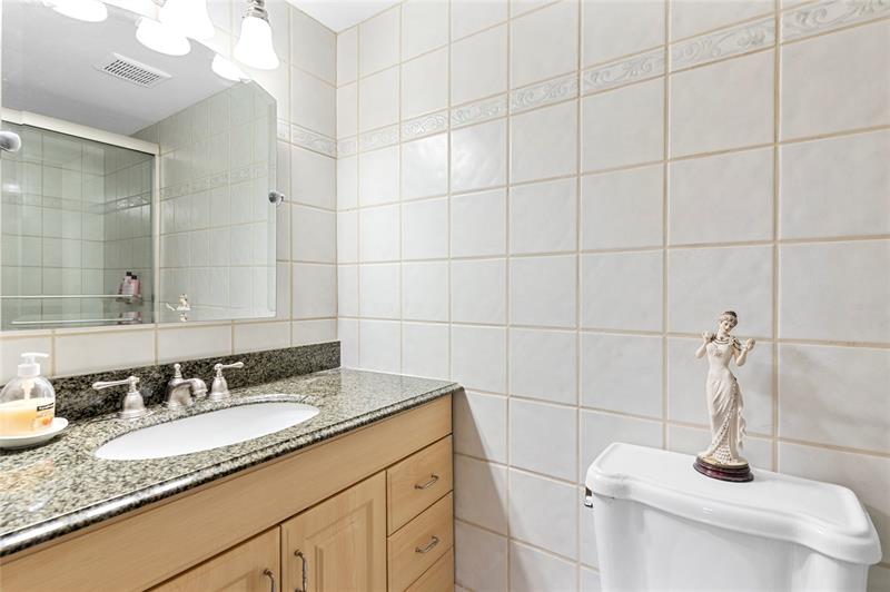Image 20 of 35 For 4013 Ocean Dr  105