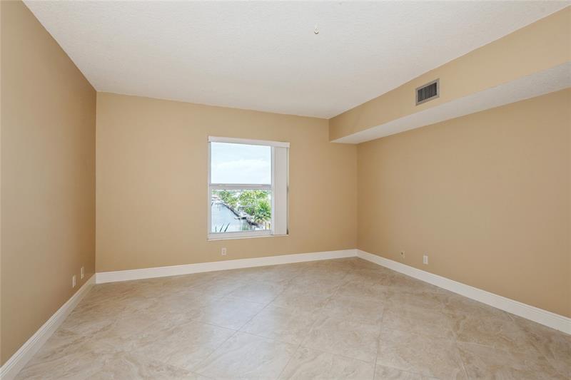 Image 11 of 16 For 5100 Bayview Dr  403