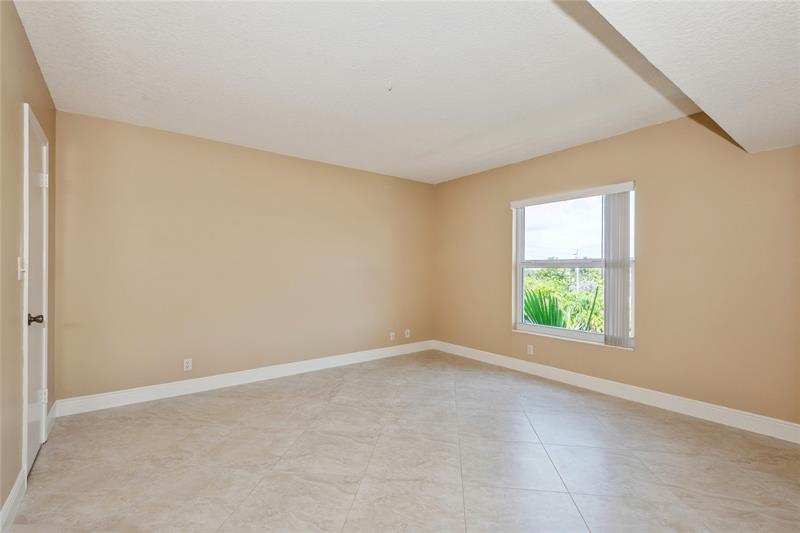 Image 12 of 16 For 5100 Bayview Dr  403