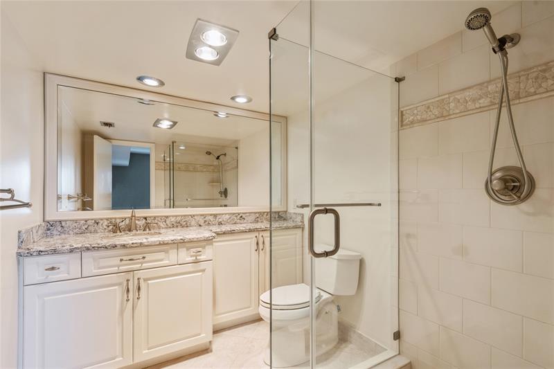 Image 13 of 16 For 5100 Bayview Dr  403
