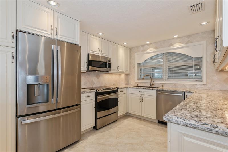 Image 4 of 16 For 5100 Bayview Dr  403