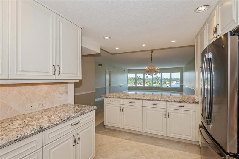 Image 5 of 16 For 5100 Bayview Dr  403