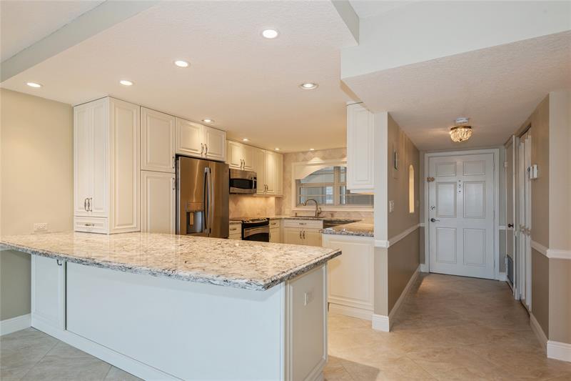 Image 6 of 16 For 5100 Bayview Dr  403