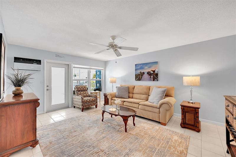 Image 30 of 61 For 1110 Riverside Dr  27