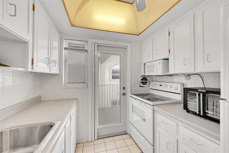 Image 35 of 61 For 1110 Riverside Dr  27