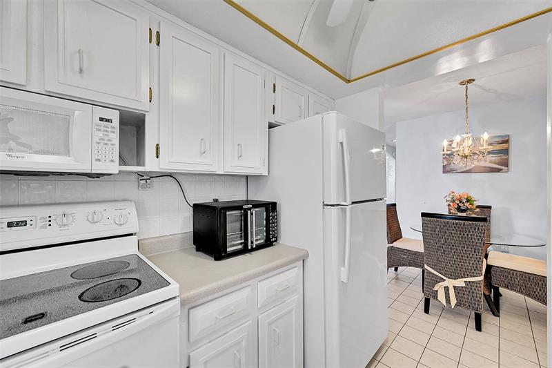 Image 38 of 61 For 1110 Riverside Dr  27