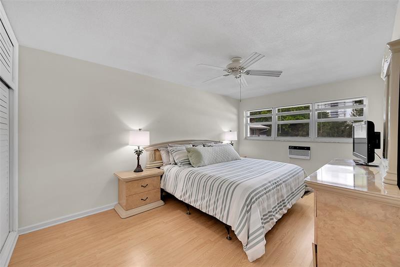 Image 43 of 61 For 1110 Riverside Dr  27