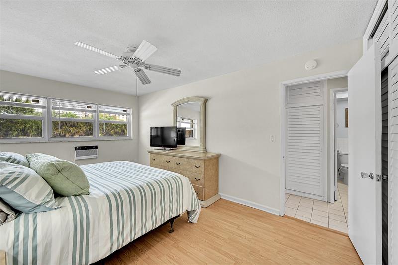 Image 44 of 61 For 1110 Riverside Dr  27